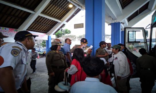Kegiatan Pemeriksaan Kartu Identitas Penduduk di Terminal Mengwi